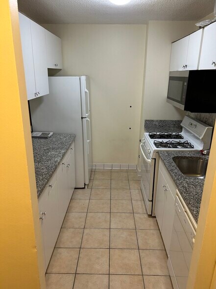 Building Photo - 77 Pond Ave