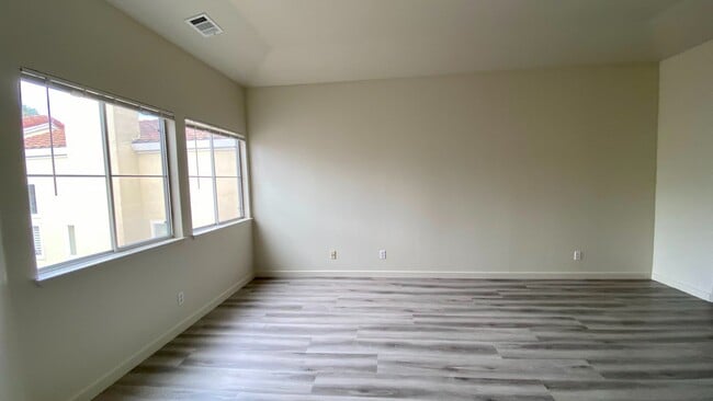 Building Photo - 115 Keil Bay
