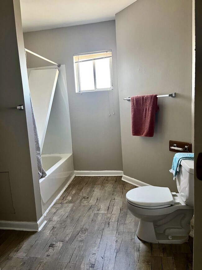 Building Photo - *** Amazing Apartment in Mt. Washington * Pet Friendly * Duplex style * Available Now * Spacious ...