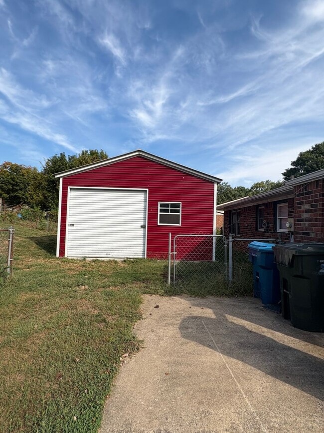 Building Photo - 2 Bed 1 Bath Single Family Home