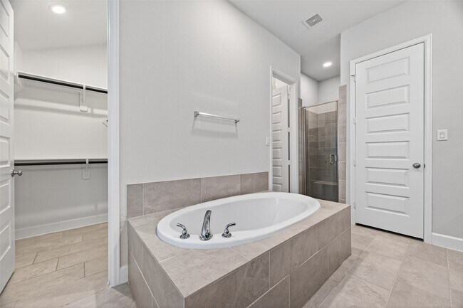 Building Photo - 302 Sky Top Dr