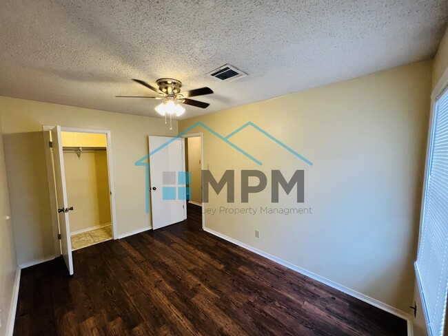 Building Photo - 62 W Elmwood Dr