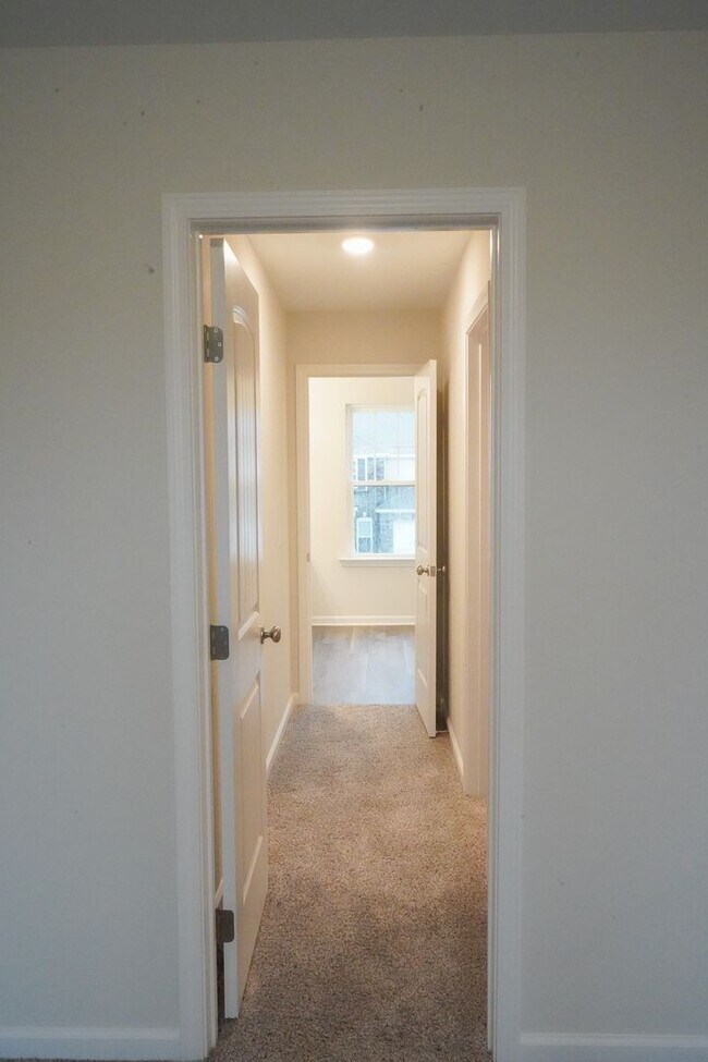 Building Photo - AVAILABLE NOW!