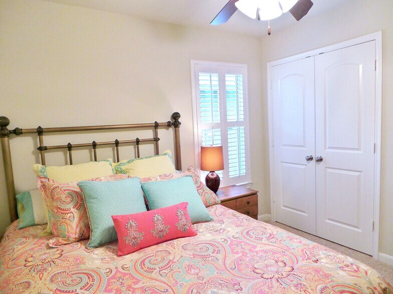 Building Photo - 1002 Venice Dr