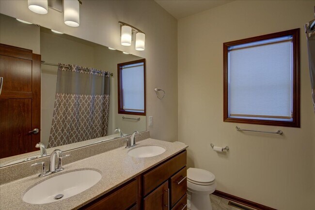 Building Photo - 525 Dragon Willow Ln