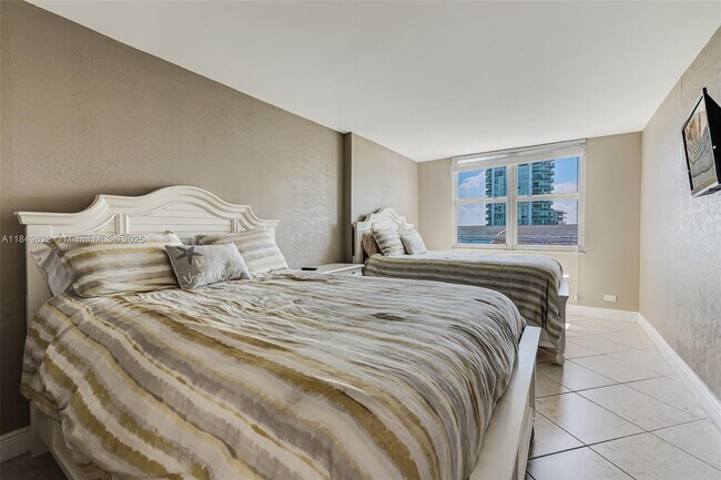 Building Photo - 6039 Collins Ave