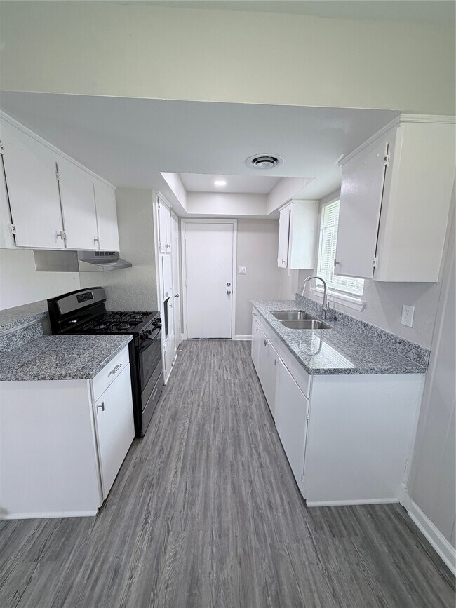 Building Photo - 7705 Parker Rd