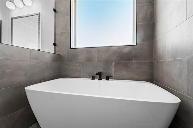 Building Photo - 1810 Peacock Rd