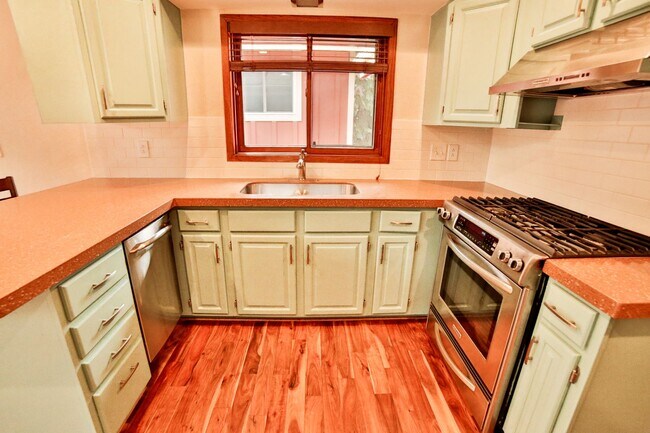 Building Photo - 330 Wilderness Dr