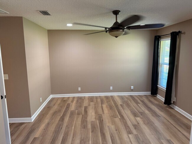 Building Photo - 212 Autumn Ridge Ct