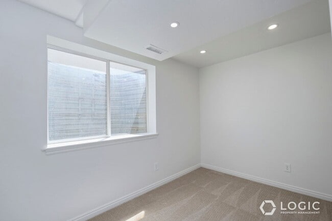 Building Photo - 166 Rawlins Ln