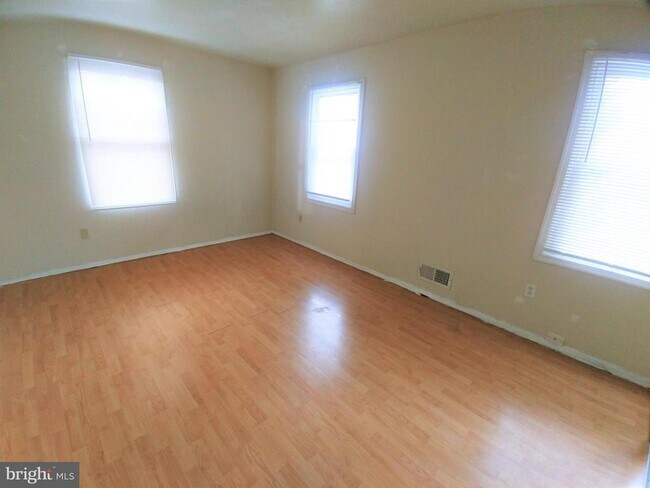 Building Photo - 9829 Town Ln