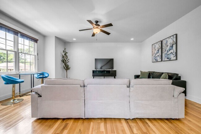 Building Photo - 3-bedroom, 2.5-bath rental home located in Nashville’s vibrant, 12 South!