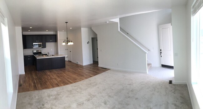 Building Photo - Pet Friendly Gorgeous Row End Townhome w 2...