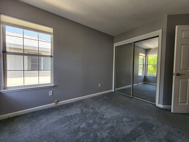 Building Photo - Spacious 4 Bed / 3 Bath Windsor Home
