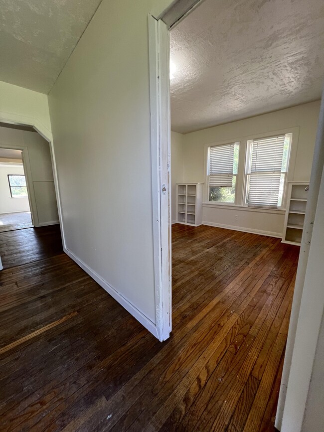 Building Photo - 135 Rainbow Dr