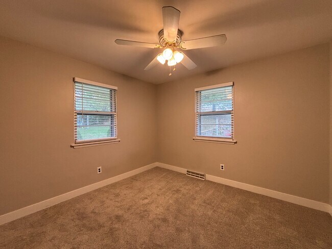 Building Photo - 1951 Elmwood Dr E