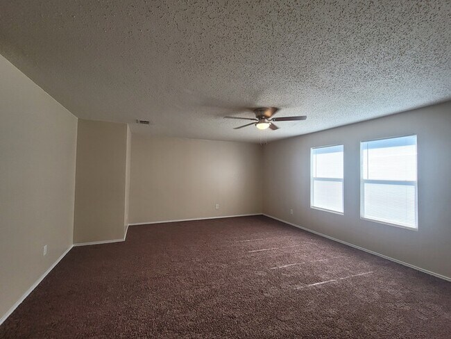 Building Photo - Very Spacious 4/2.5 in Parkview Hills & Ea...