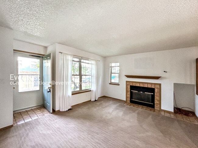 Building Photo - 7985 Lexington Park Dr