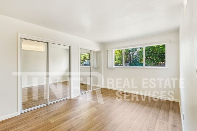 Building Photo - 7400 Mooncrest Way