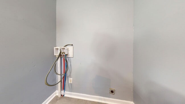Building Photo - Large 4 bedroom, 1 1/2 baths