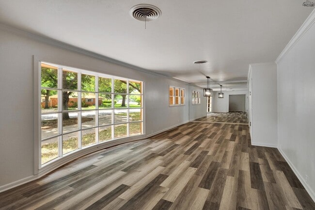 Building Photo - 2108 Granada Dr