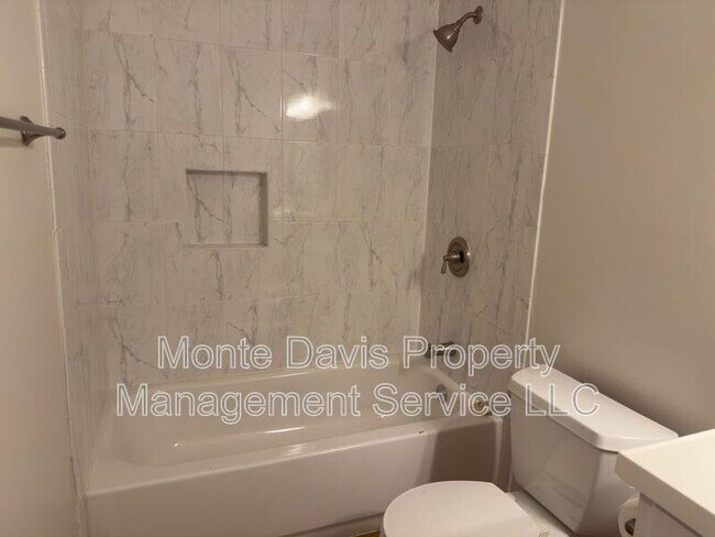 Building Photo - 115 Waller St