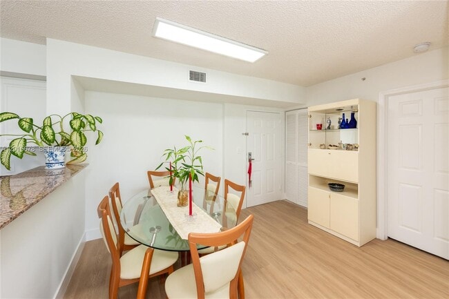 Building Photo - 1155 Brickell Bay Dr