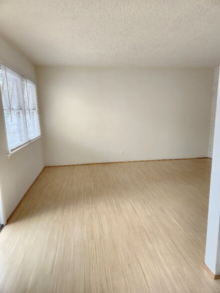 Building Photo - 1093 S Orange Dr