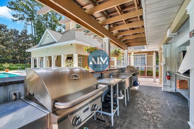 Building Photo - First-Floor Summer House Condo – Fresh Pai...