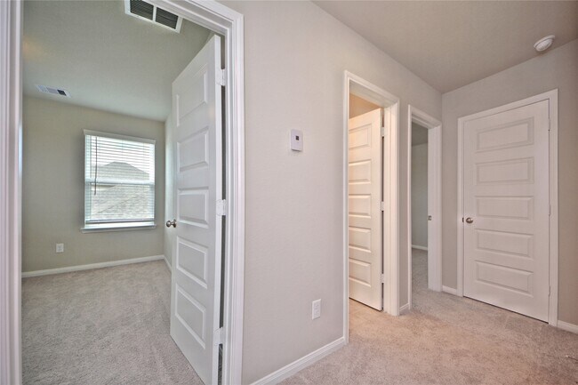 Building Photo - 1015 Modesto Dr