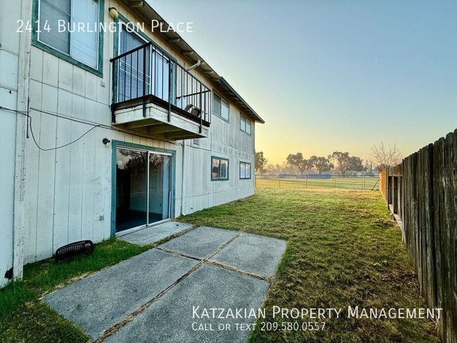 Building Photo - Downstairs 2-Bedroom 1-Bath Triplex