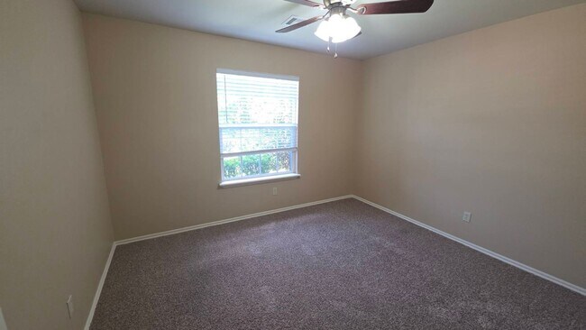 Building Photo - 3 bed 2 bath & bonus room - 2 car garage - Pool and playground