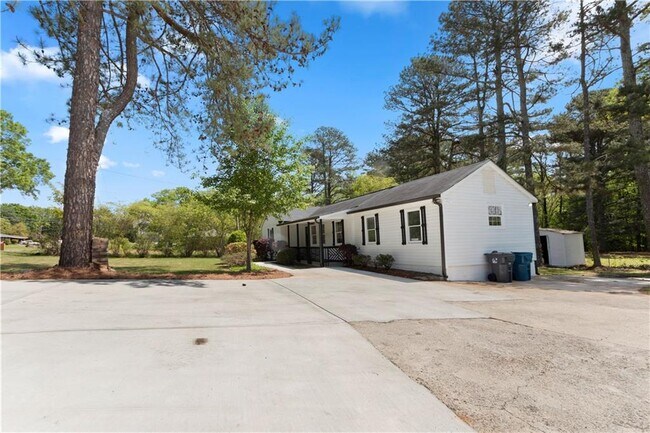 Building Photo - 2014 Fence Rd NE