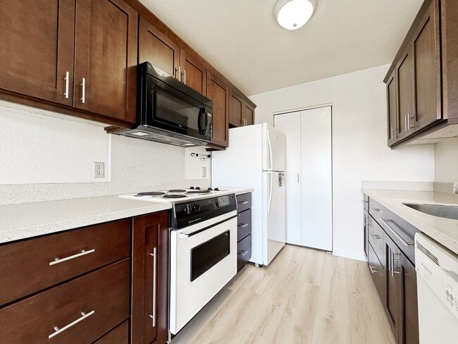 Building Photo - Recently Refreshed Pet Friendly Waikele Co...