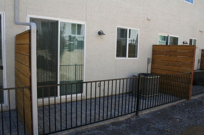 Building Photo - Near UNR/3 Bed Condo