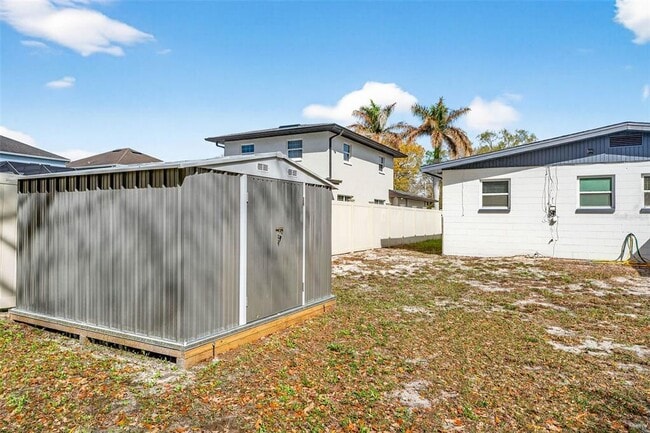 Building Photo - 1012 W Adalee St