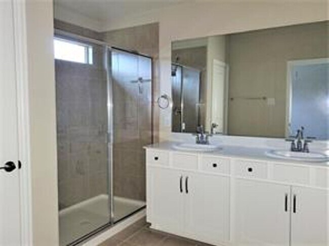 Building Photo - 3 Bedroom with Flex Space Available NOW!