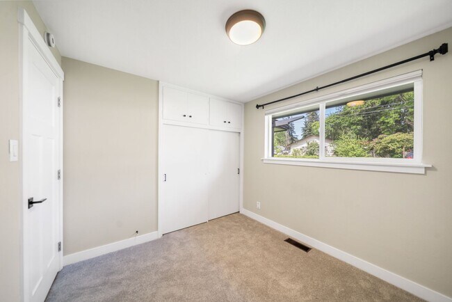 Building Photo - Beautifully updated 3 bed 3 bath Steilacoo...