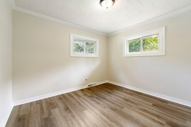 Building Photo - 548 Todd Dr NE