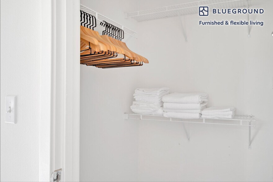 Building Photo - 11000 NE 10th St