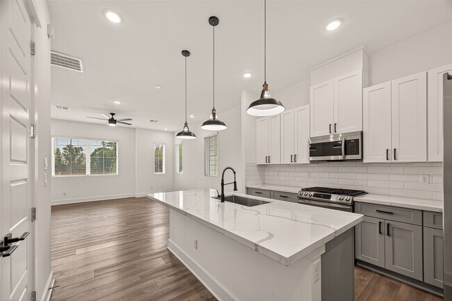 Building Photo - 1406 Mansfield St