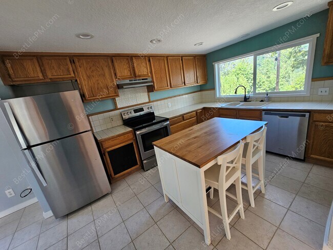 Building Photo - 408 SE Kibling St