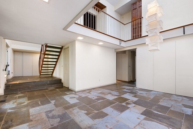 Building Photo - Mid Centurty Modern Home