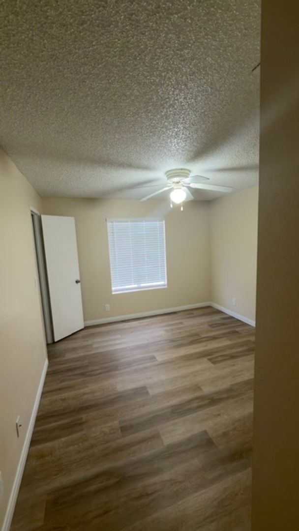 Building Photo - 2 Bedroom Condo!