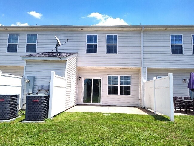 Building Photo - Charming Townhome located in the Settlers Landing Community in Concord NC!