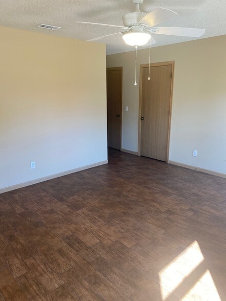 Building Photo - 730 N Daisy Ln