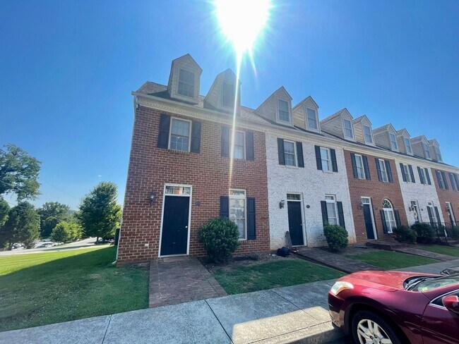 Primary Photo - End Unit! - Colonial Inspired Three Story ...