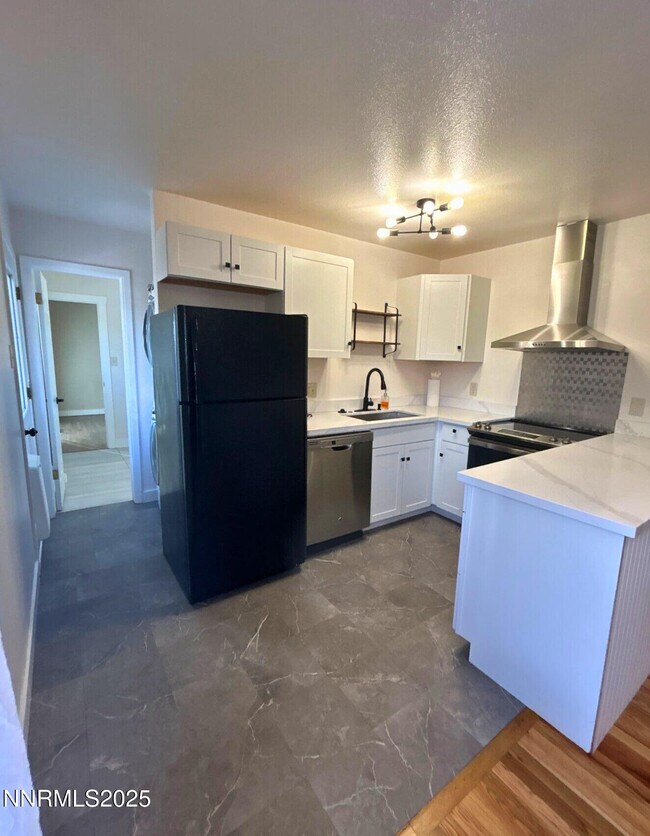 Building Photo - 640 James Ln