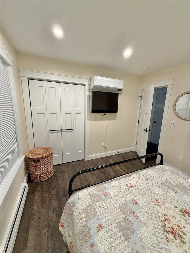 Building Photo - 304 NW River Rd